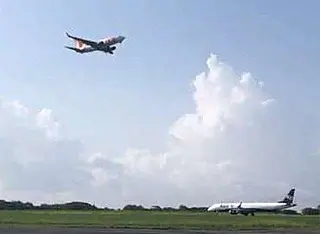 VÍDEO: Avião da Gol arremete para evitar colisão em solo com aeronave da Azul