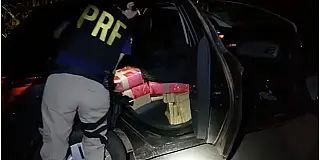 Carga de maconha é apreendida mas traficante consegue fugir pulando de carro em movimento