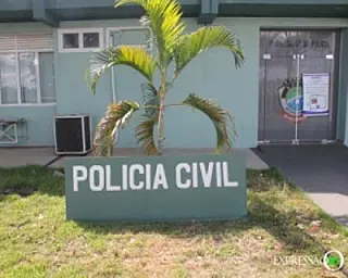 Marido sai para trabalhar e vizinho surpreende mulher dentro da casa