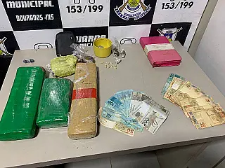 Moto e dinheiro de drogas são recuperados na 'boca'