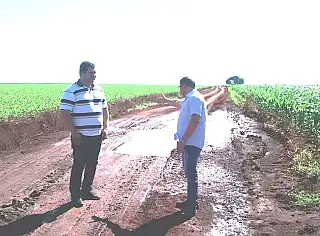 Vereadores Madson e Pepa verificam serviços da Prefeitura na área rural