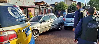 Homem embriagado bate em carro estacionado e vai preso