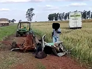 Três mortos em colisão de caminhão com automóvel