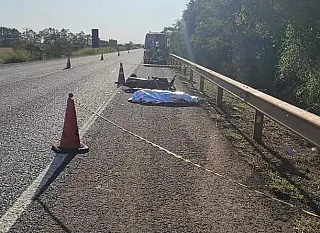 Condutor de moto morre atropelado na rodovia