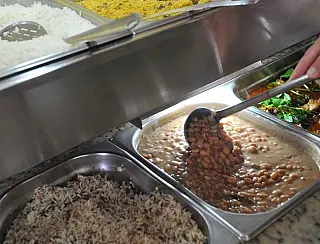 Levantamento mostra que brasileiro joga fora quase 40% do arroz e feijão