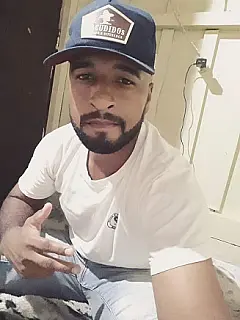 Motociclista morre ao bater em poste de iluminação e coqueiro