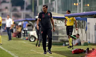 Carille é demitido horas após sofrer goleada na Bolívia