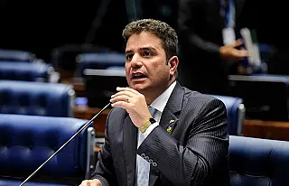 Senador presidente da comissão que analisa nova lei trabalhista renuncia à função