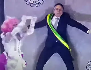 Bolsonaro vira jacaré na avenida
