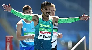 Repeteco! Fabinho garante mais uma prata para o Brasil nos 200m T35