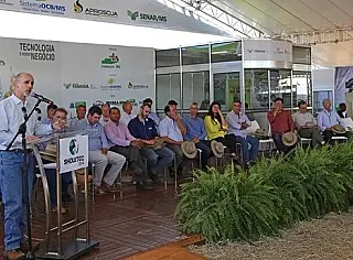 Pesquisadores da Embrapa preparam paineis do Showtec 2017