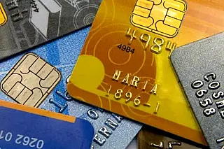 Juro do cartão de crédito cai e fica em 333,8% no mês de novembro