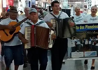 Pioneiros realizam tradicional seresta de aniversário