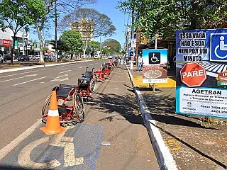 Cadeiras de rodas ocupam vaga de carros para chamar atenção de motoristas