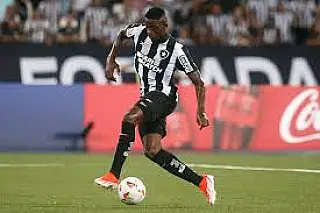 Botafogo supera Vitória para abrir vantagem na competição