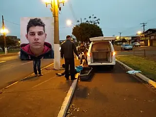 Jovem bate moto em poste e morre