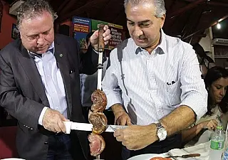 Blairo e Reinaldo comem churrasco e atestam carne sul-mato-grossense