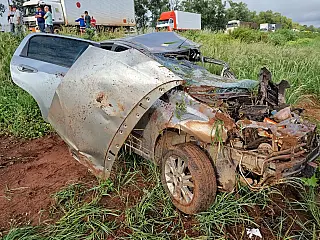 Mulher sem cinto de segurança morre ao bater carro em carreta em rodovia
