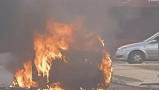 Após 'apagão', carro pega fogo e fica completamente destruído