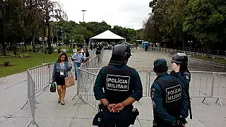 Grades de proteção são derrubadas e manifestantes invadem Assembleia Legislativa