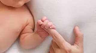 Bebê de um ano morre afogado em piscina durante festa de aniversário