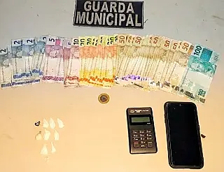 Homem é flagrado vendendo droga com máquina de cartão na praça do Canaã