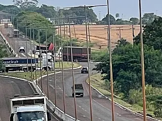 Carreta tomba na MS-156