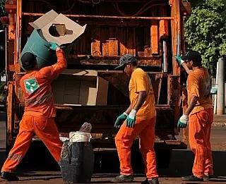Coleta de lixo é mantida neste sábado