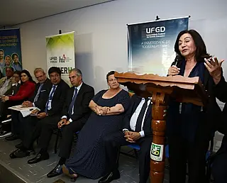 Délia mostra a ministro potencialidades para quem quer investir em Dourados