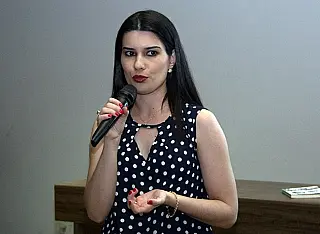 Ex-aluna ministra aula inaugural de curso de Psicologia na Unigran