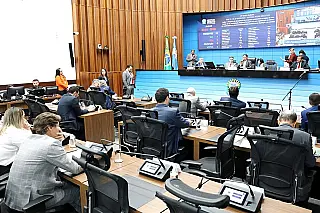 Deputados analisam 14 projetos em sessão
