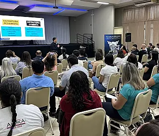 Consultor Leandro Camilo faz palestra na Aced