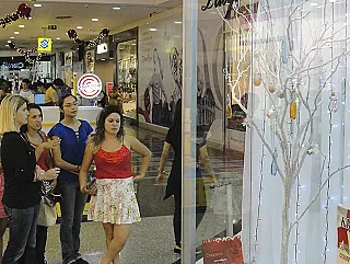 Acadêmicos da Unigran mostram talentos em vitrines de Natal