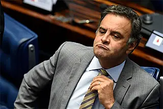 'Já que ele não teve esse gesto de grandeza, nós vamos auxiliá-lo', diz ministro sobre afastamento d