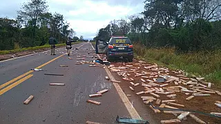 Jovem foge da polícia em Hilux, capota e droga fica espalhada em rodovia