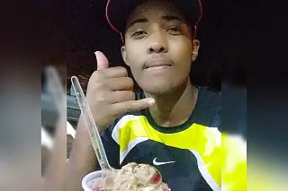 Jovem empinando moto é perseguido pela polícia e morre ao colidir com carro