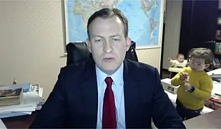 Filhos interrompem entrevista ao vivo de professor no Reino Unido