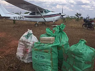 Ex-delegado tenta atropelar policiais com avião e é preso com cocaína