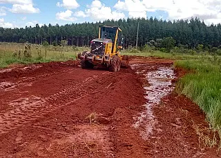Prefeitura atende produtores com recuperação de estradas rurais