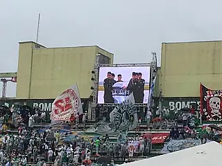 Funeral de mortos em acidente aéreo provoca comoção
