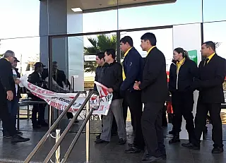 Greve paralisa serviços públicos e já cria pontos de confronto no centro de Dourados