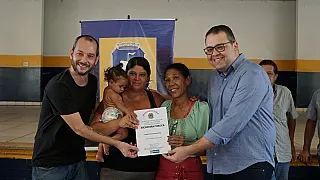 Prefeitura entrega títulos de propriedade para mais de 70 moradores de diversos bairros