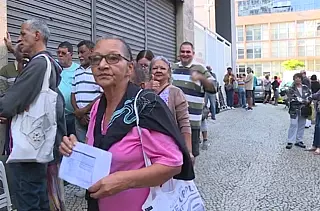 Servidores do RJ enfrentam mais de um dia de fila para receber comida