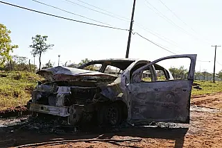 Estudante é colocada em porta-malas, escapa de sequestradores, mas tem carro incendiado