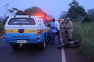 Motociclista bater em veículo e é arrastado por 50 metros