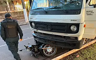 Motociclista cruza preferencial e para embaixo de caminhão