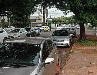 Guarda Municipal multa veículos em área sem delimitação