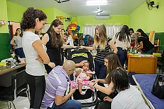 Alunos da Pestalozzi recebem doações de acadêmicos da Unigran