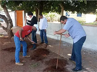 Agetran atende pedido de Carlito do Gás e instala ponto de ônibus no Parque das Nações I