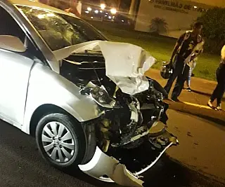 Homem morre em colisão de dois carros na rotatória da Prefeitura